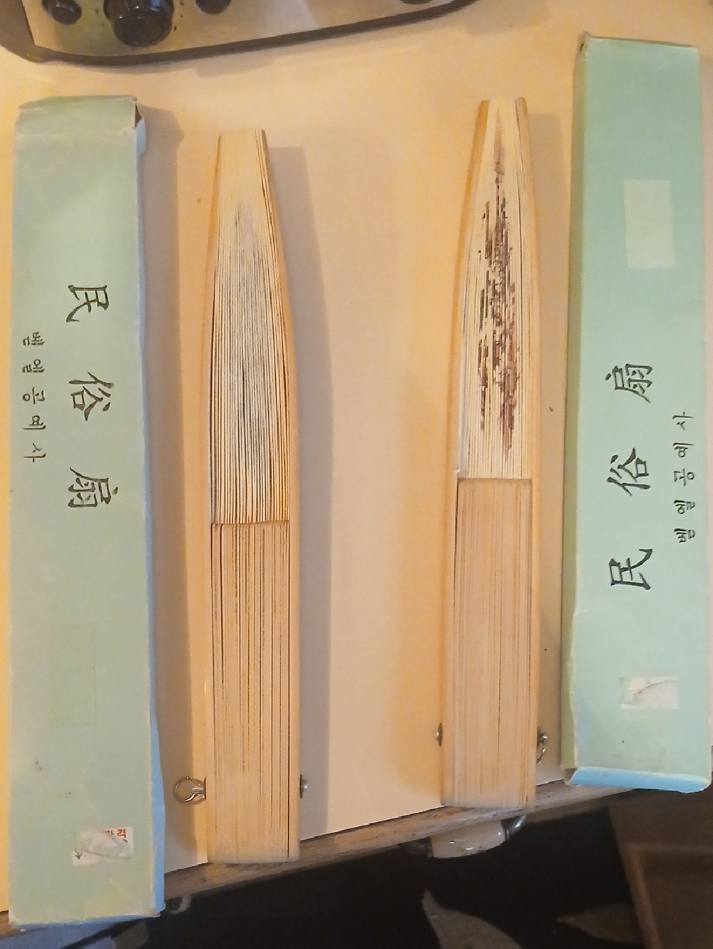 Two Vintage Fans - Picture 2 of 4